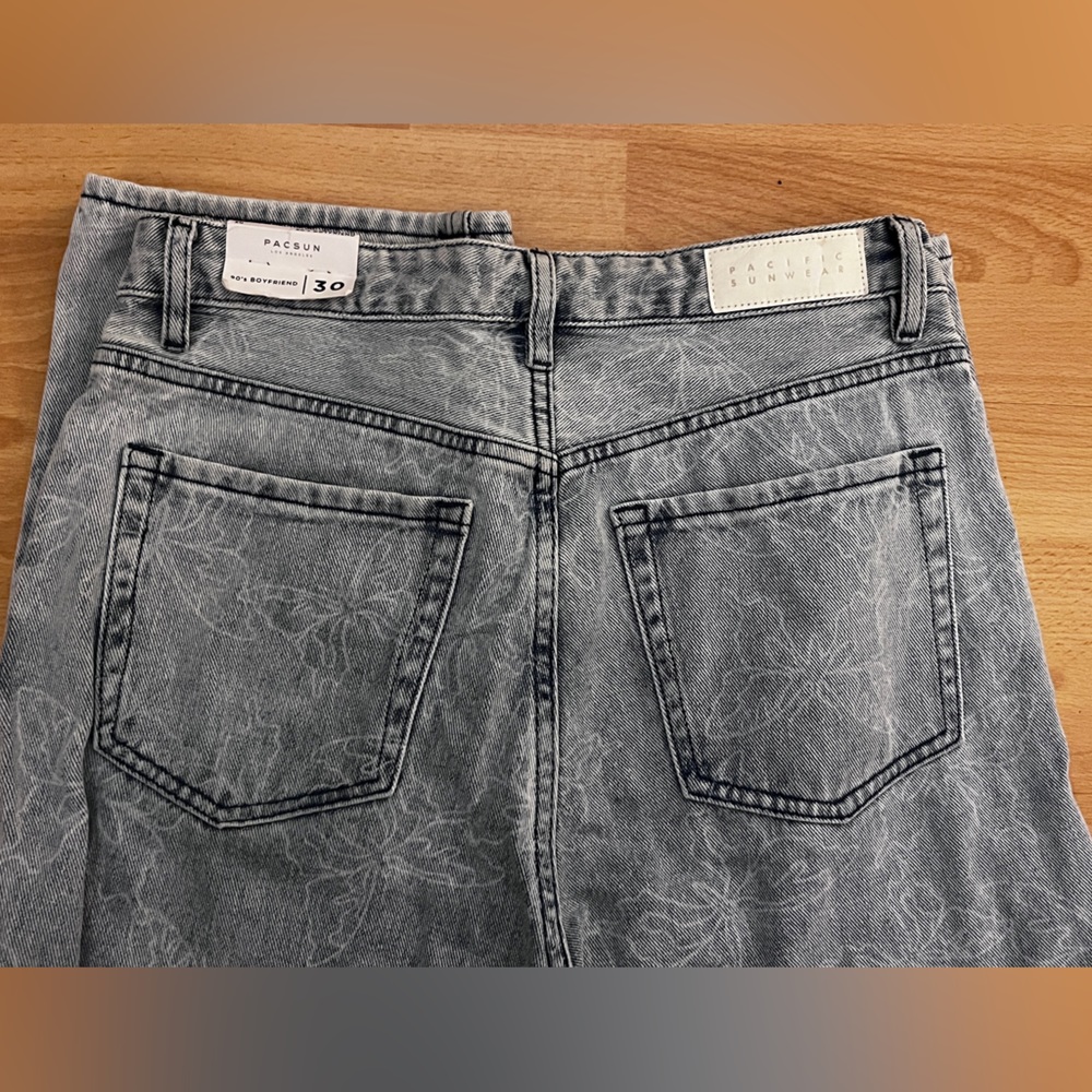 90’s Boyfriend Jeans with Butterfly Print - Picture 5 of 5